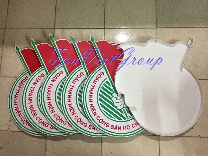 giá huy hiệu đoàn treo tường